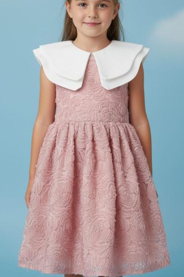 صورة فستان لحمي بقصة أنيقه على الكتف وتل ورود